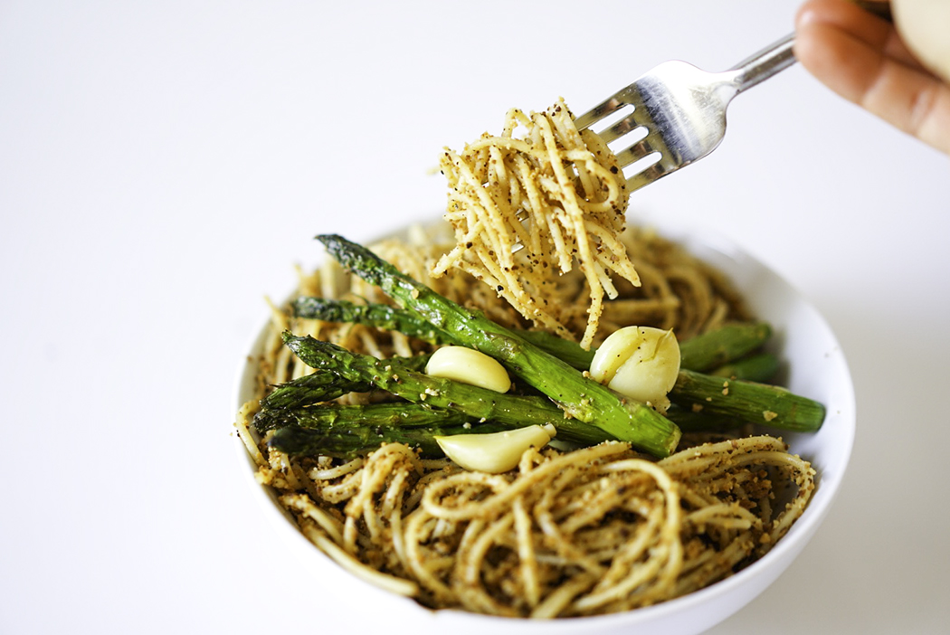 Vegan Breadcrumb pasta with Roasted Asparagus | My Vegetarian Family #breadcrumbpasta #roasted asparagus