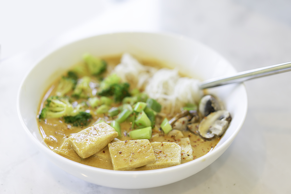 Thai Coconut Curry with Tofu + Vegetables + Rice Noodles | My Vegetarian Family #veganthaicurry #vegetariancoconutcurry