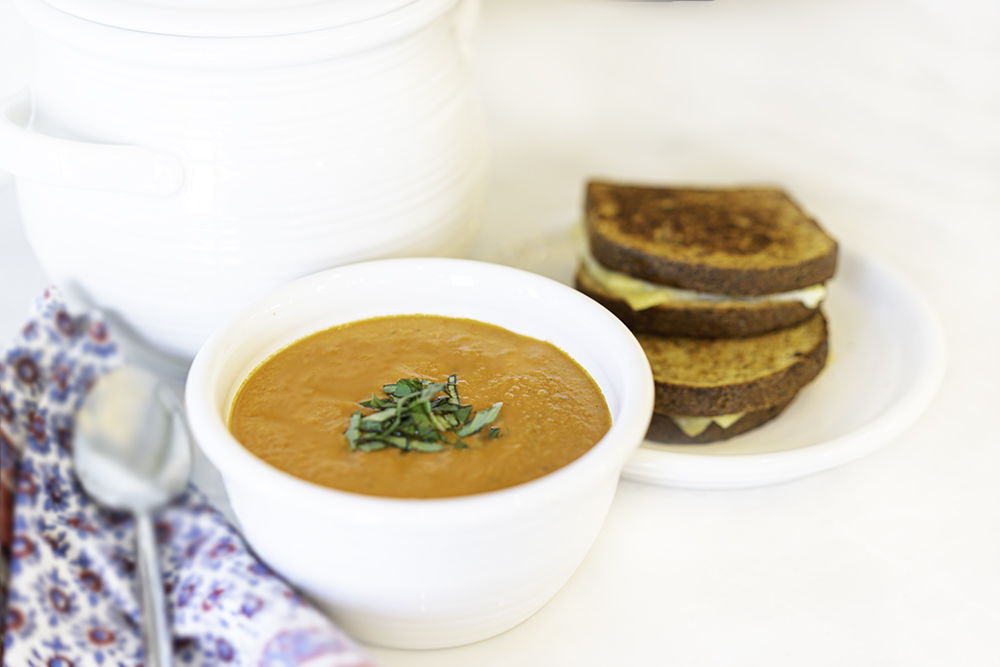 Skinny Tomato Soup Healthy + Homemade | My Vegetarian Family #skinnytomatosoup #vegetariantomatosoup
