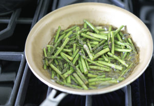 Oil Free Pan Fried Balsamic Asparagus | My Vegetarian Family #oilfreepanfried #oilfreebalsamicdressing