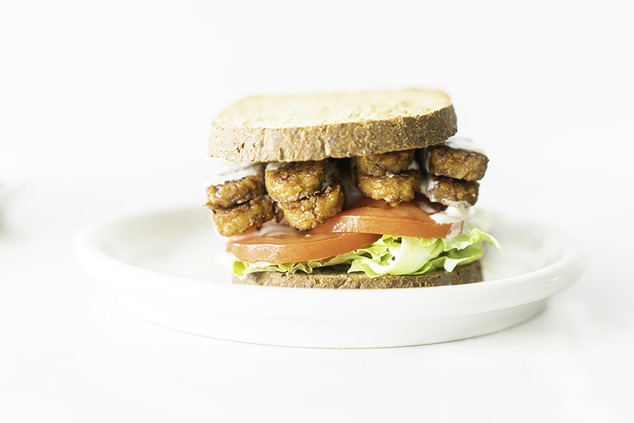 Tempeh BLT Sandwich | My Vegetarian Family #tempehblt #veganblt #oilfreetempehrecipe