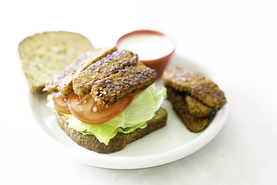 Tempeh BLT Sandwich | My Vegetarian Family #tempehblt #veganblt