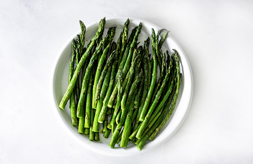 Oil-Free Air Fryer Asparagus | My Vegetarian Family #oilfreecooking #crispyairfriedasparagus #veganairfryerrecipe