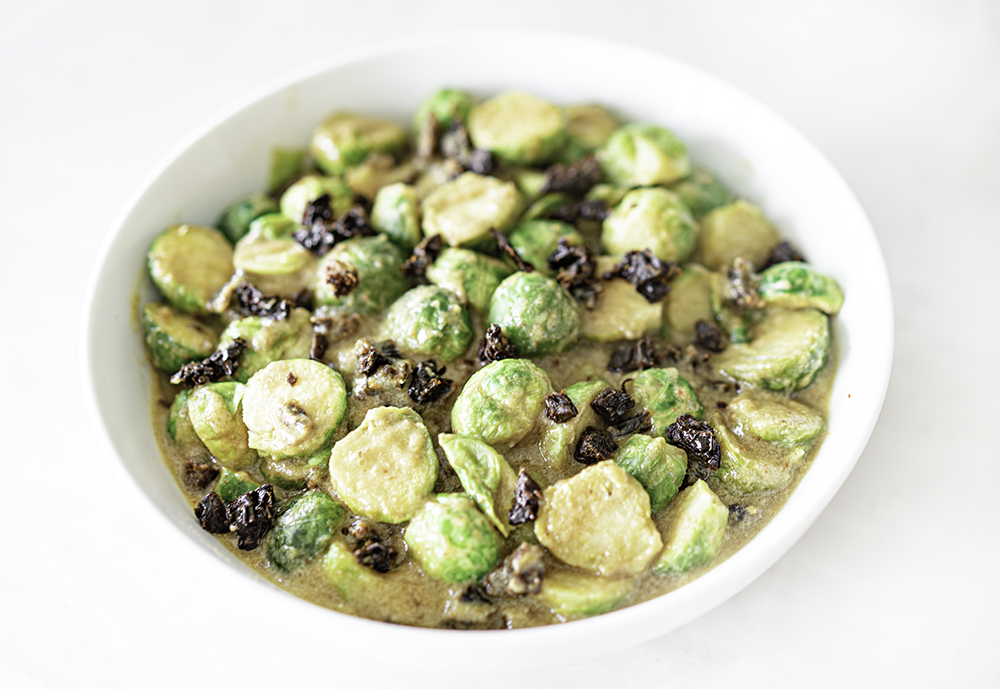 Dairy-Free Sun-Dried Tomato Brussels Sprouts | My Vegetarian Family #roastedbrusselssprouts #vegancreamsauce #dairyfreesundriedtomatosauce