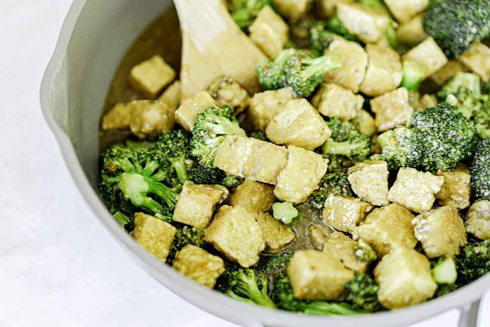 Broccoli and Tempeh with Garlic Sauce | My Vegetarian Family #stirfrybroccoli #broccolistirfry #veganbroccolistirfry