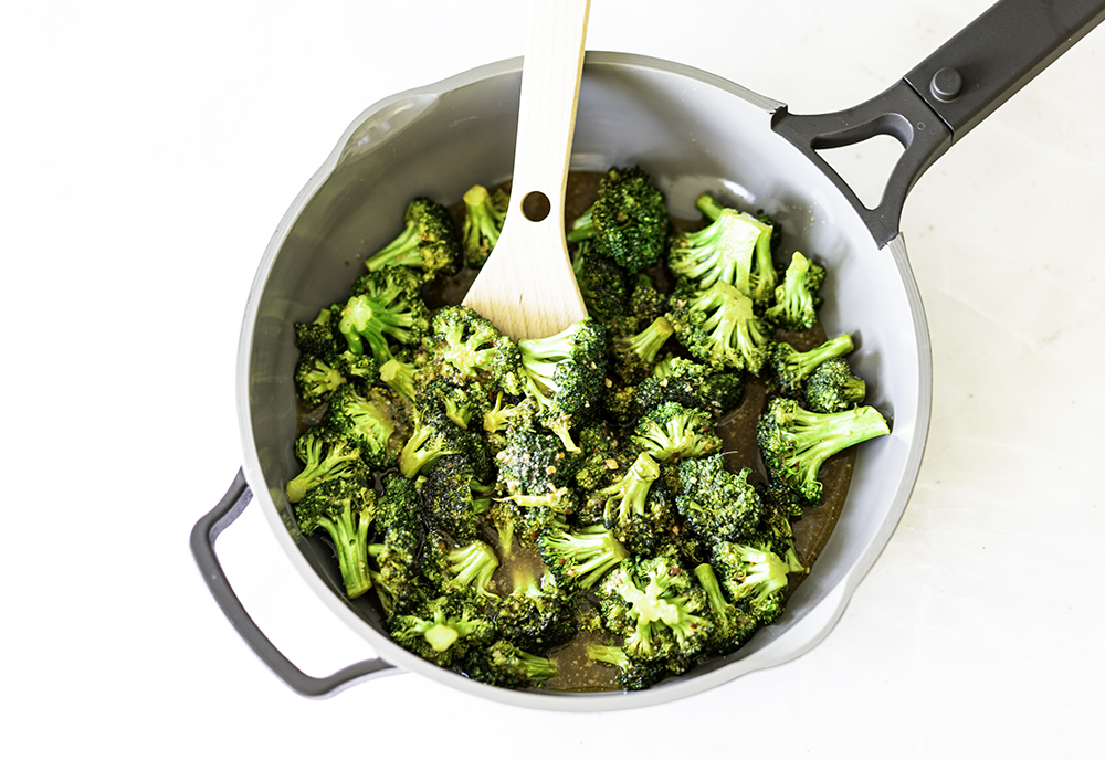 Garlic Broccoli Stir-Fry | My Vegetarian Family #stirfrybroccoli #broccolistirfry #garlicbroccoli