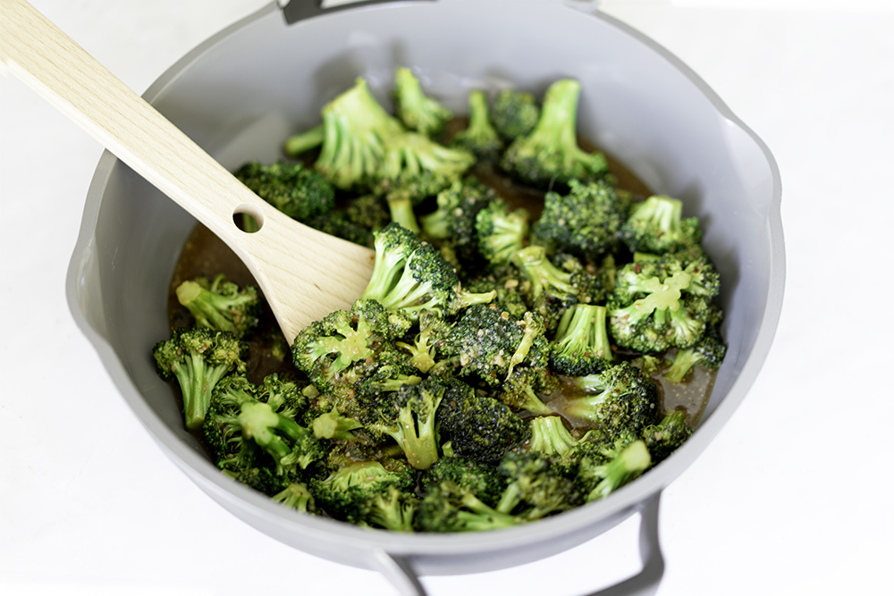 Garlic Broccoli Stir-Fry | My Vegetarian Family #stirfrybroccoli #broccolistirfry #veganbroccolistirfry #garlicbroccoli