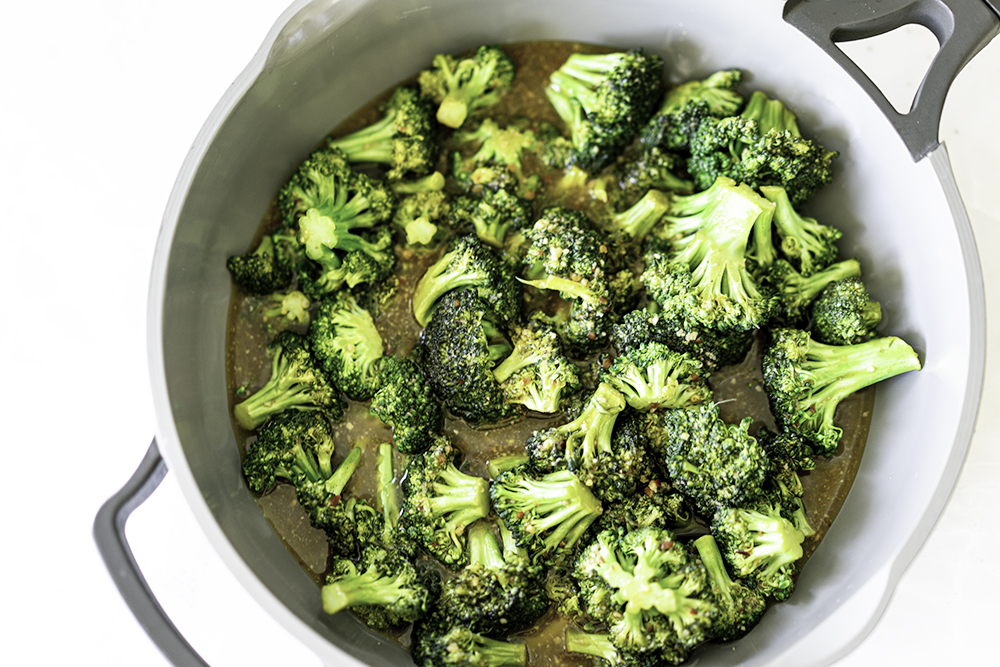 Garlic Broccoli Stir-Fry | My Vegetarian Family #stirfrybroccoli #broccolistirfry #veganbroccolistirfry #garlicgingerbroccoli