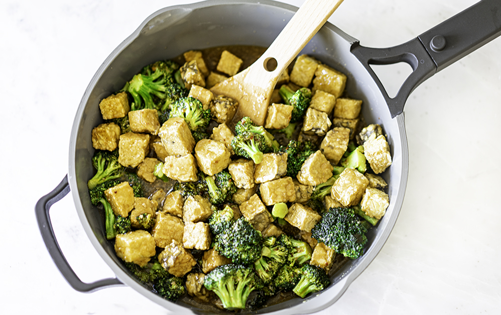 Broccoli with Garlic and Tempeh | My Vegetarian Family #stirfrybroccoli #broccolistirfry #veganbroccolistirfry #garlictempehstirfry