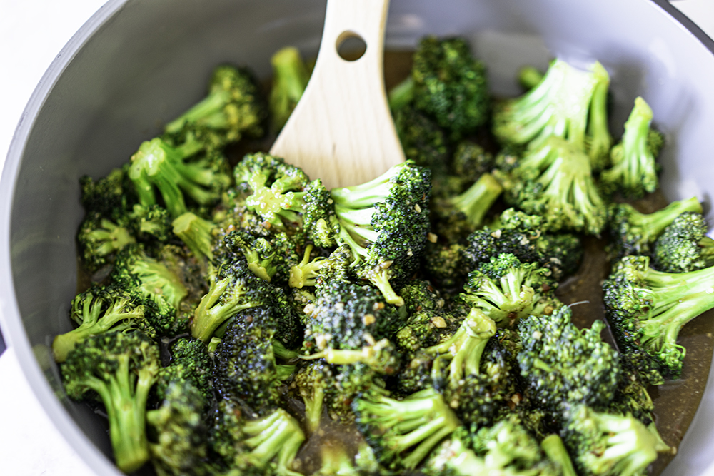 Garlic Broccoli Stir-Fry | My Vegetarian Family #stirfrybroccoli #broccolistirfry #veganbroccolistirfry