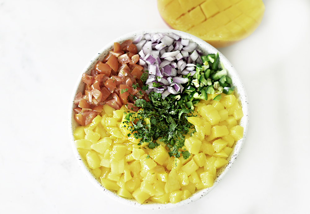 Easy Mango Salsa Recipe | My Vegetarian Family #mangosalsa #homemadesalsa #meatlessmexicanfood