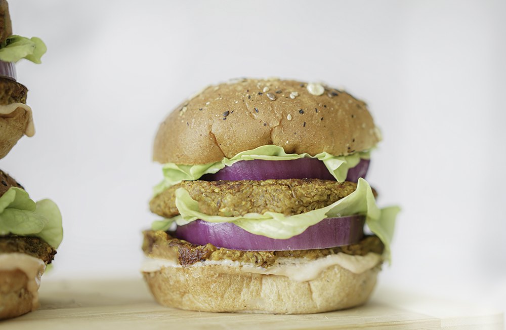 Easy Vegan Lentil Veggie Burgers | My Vegetarian Family #homemadeveggieburger #lentilveggieburger