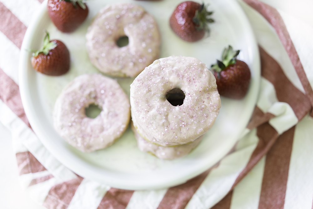 Baked Vegan Strawberry Donuts | My Vegetarian Family #bakedvegandonuts #bakedstrawberrydonuts