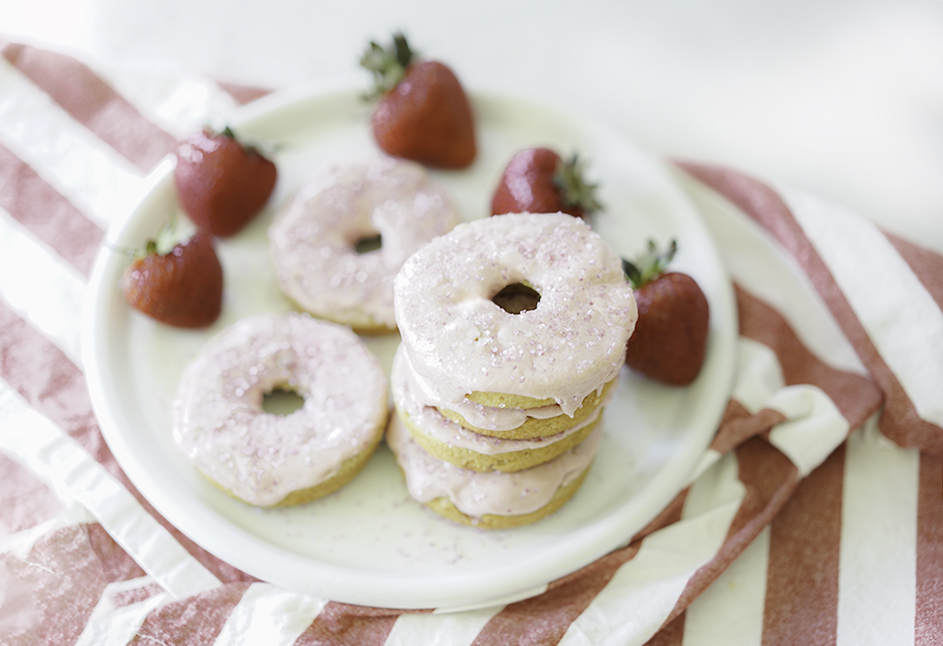 Baked Vegan Strawberry Donuts | My Vegetarian Family #bakedvegandonuts #bakedveganstrawberrydonuts