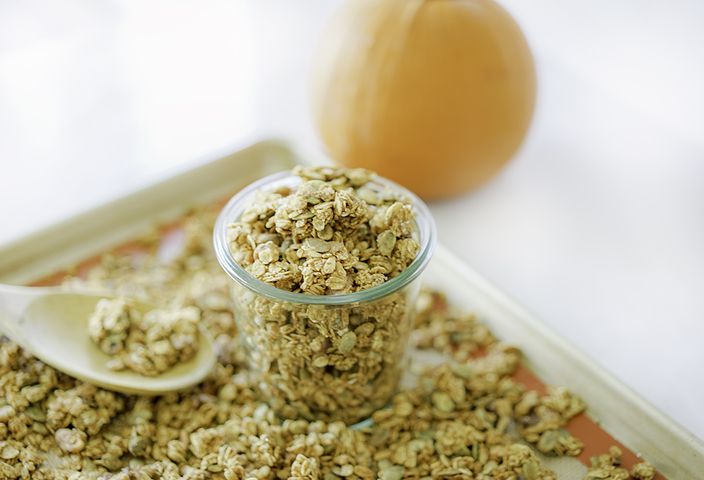 Pumpkin Spice Granola Recipe | My Vegetarian Family #pumpkinspicegranola #homemadegranola