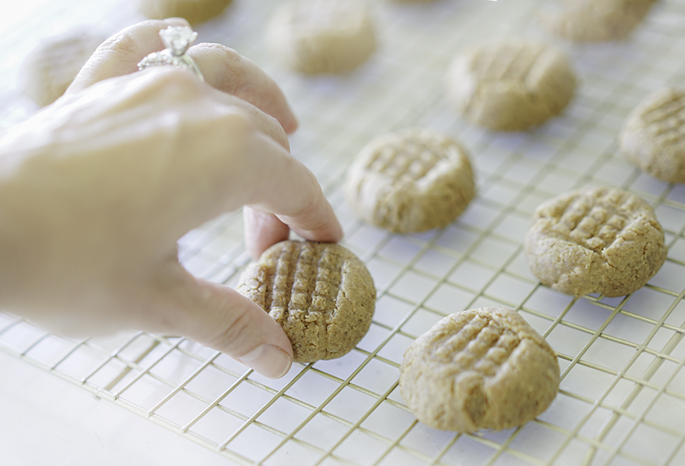 Healthy Eggless Peanut Butter Cookies | My Vegetarian Family #egglesscookies #healthybaking